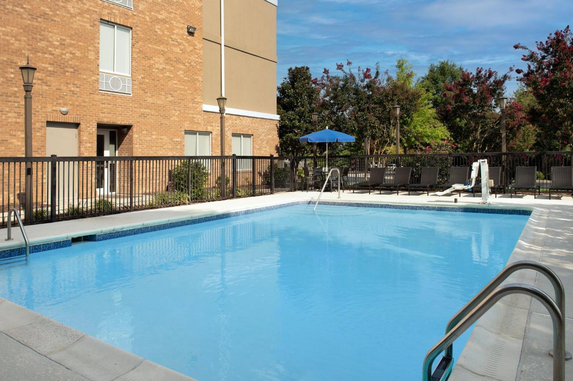 Holiday Inn Express Hotel & Suites Greensboro - Airport Area By Ihg Exteriör bild