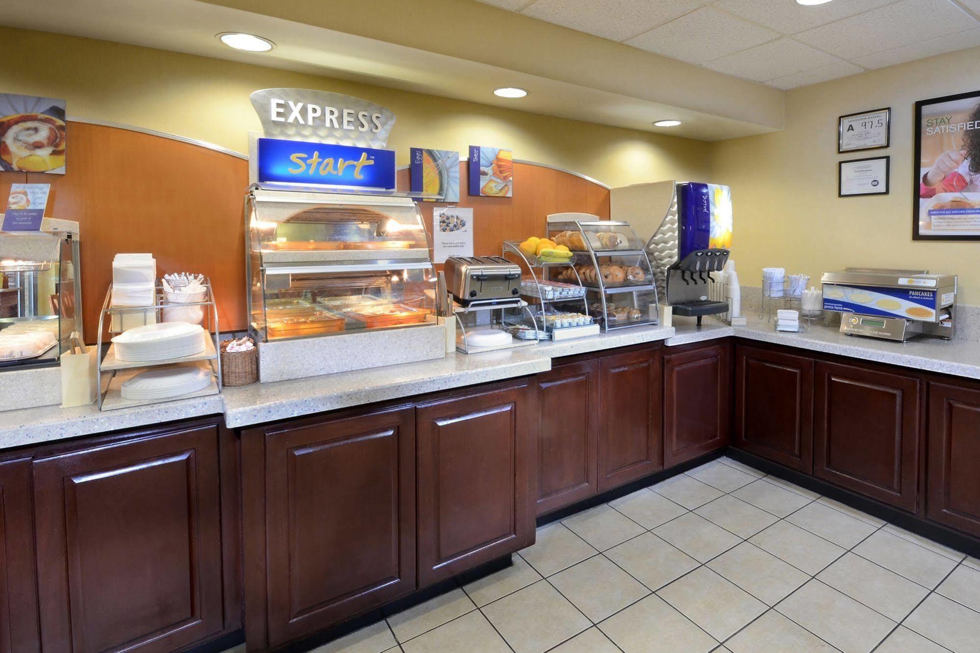 Holiday Inn Express Hotel & Suites Greensboro - Airport Area By Ihg Exteriör bild
